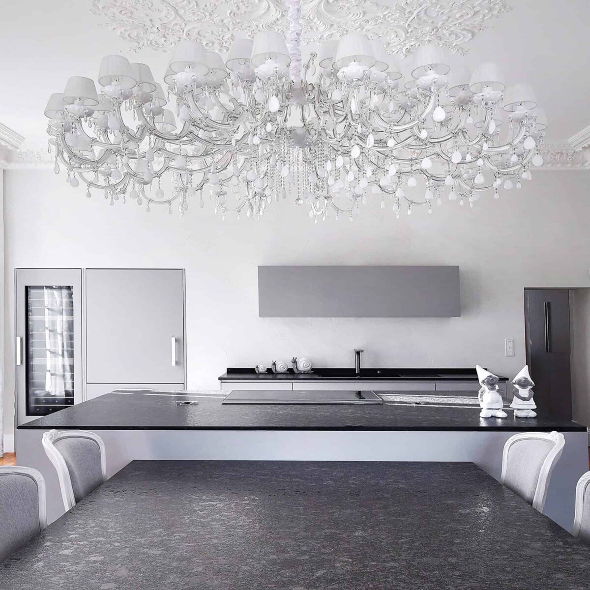 Plan en granit Steel Black de Chine dans une cuisine à grand lustre