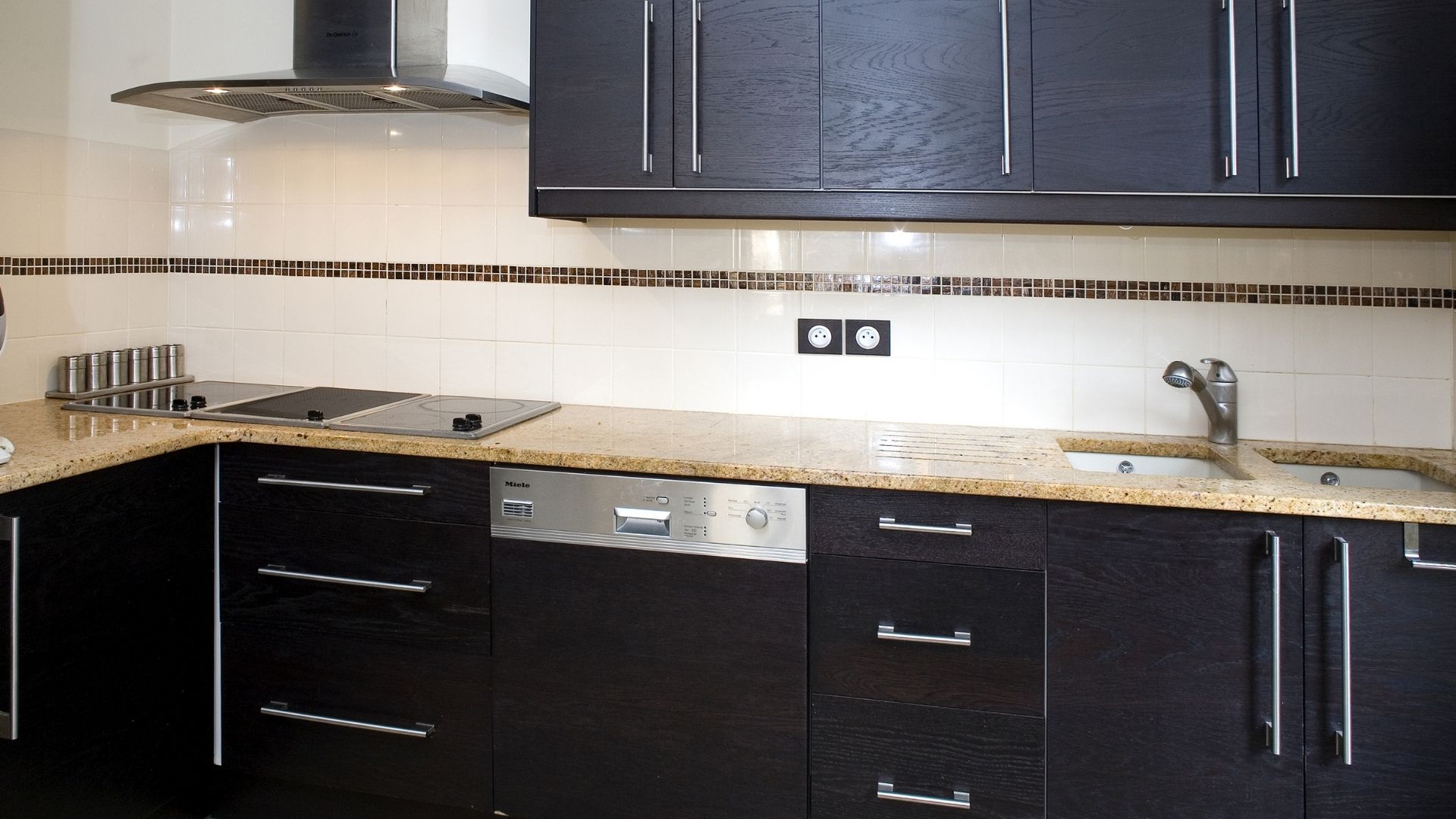 Granit Madurai gold dark