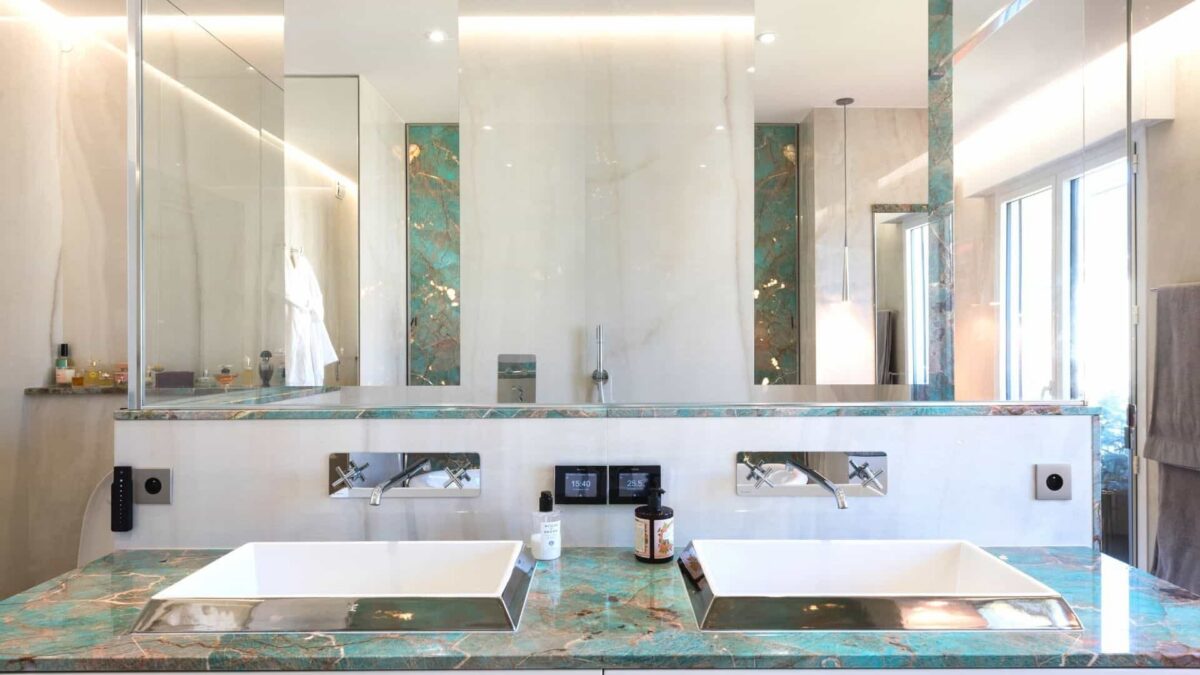 Salle de bain habillée d’amazonite turquoise, double vasque et grand miroir