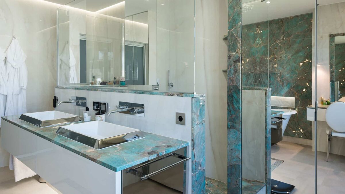 Double vasque posée sur un plan en quartzite Amazonite avec grands miroirs