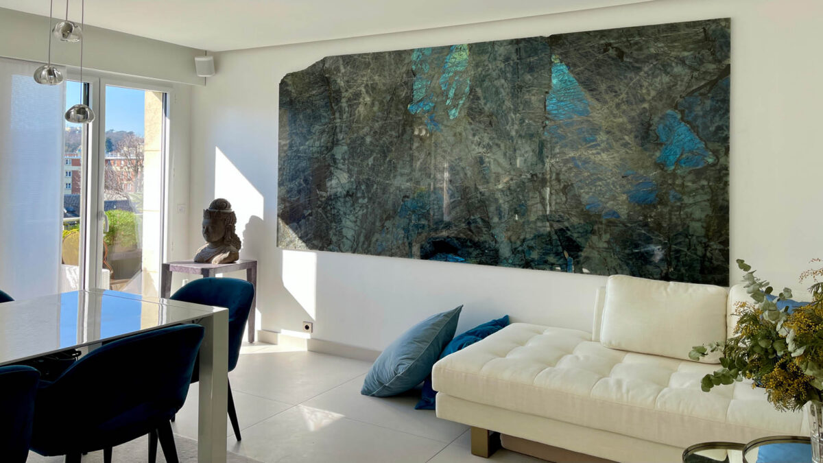 Grand panneau mural en labradorite de Madagascar dans un séjour