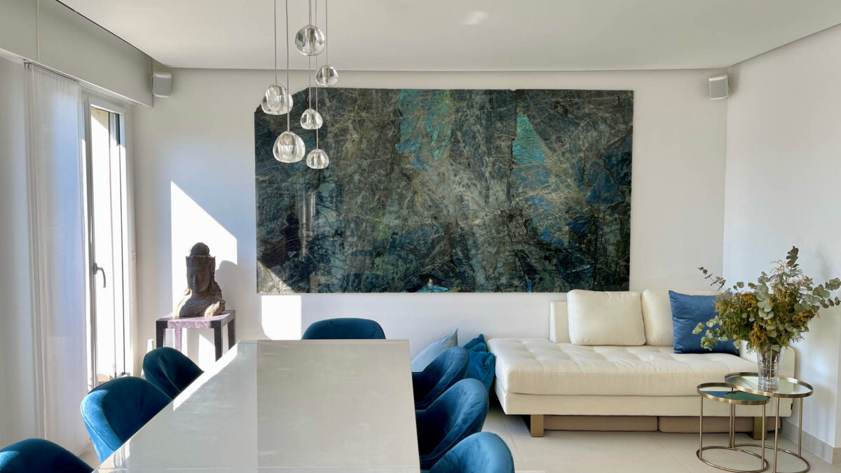 Tableau en labradorite de Madagascar accroché dans un salon contemporain