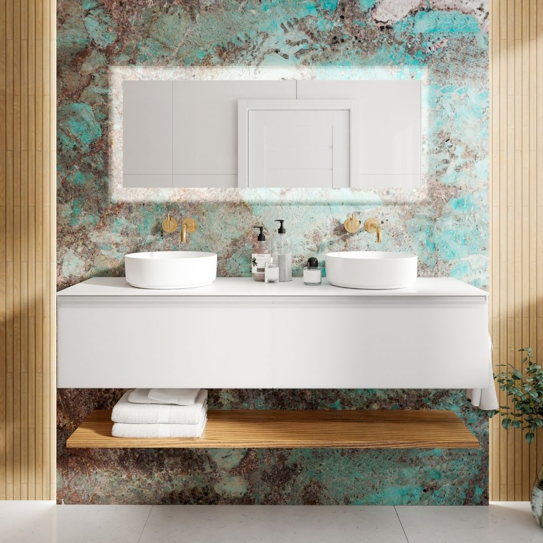 Salle de bain habillée d’amazonite turquoise, double vasque et miroir rétroéclairé