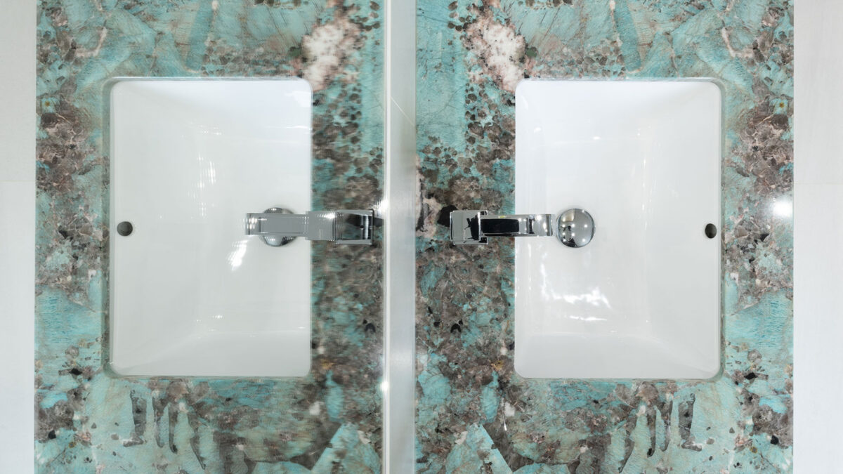 Deux vasques encastrées dans un plan en amazonite turquoise