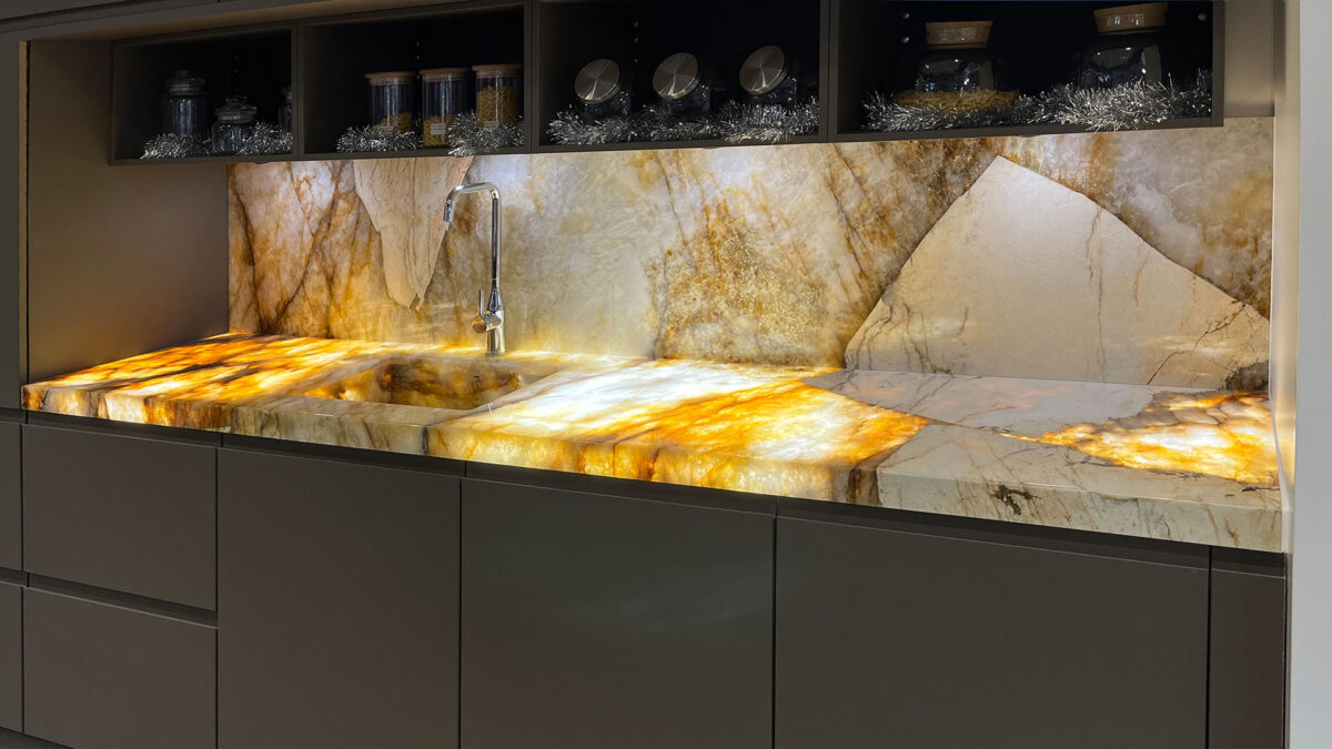 Crédence de cuisine en onyx doré rétroéclairé