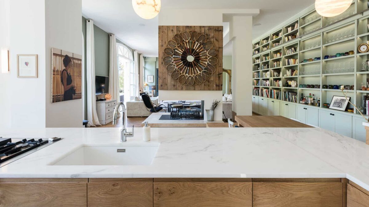 Cuisine avec plan de travail en quartzite Macaubas blanc et façades en bois clair
