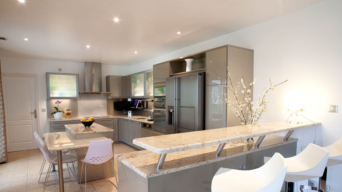 Cuisine ouverte avec bar en granit beige clair moucheté