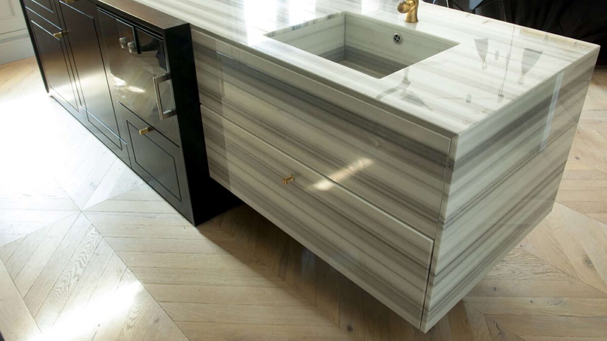 Meuble vasque en marbre Bianco Striato aux rayures gris clair