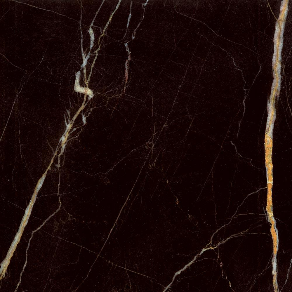 Gros plan sur un marbre noir veiné de blanc et de doré