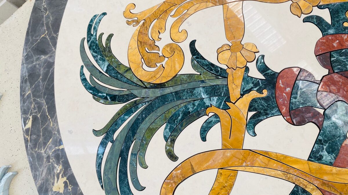 Marqueterie de marbres aux motifs végétaux jaunes et verts sur fond clair