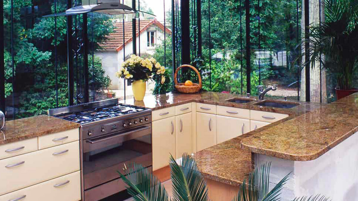 Cuisine avec plan de travail en granit Ikon brown