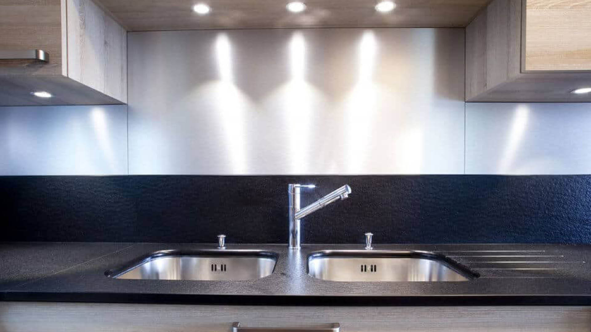 Granit noir effet cuir