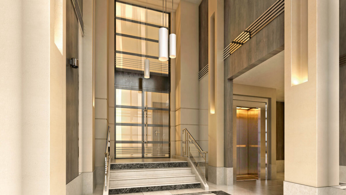 Hall d'entrée en marbre clair avec quelques marches, rampe métallique et ascenseur