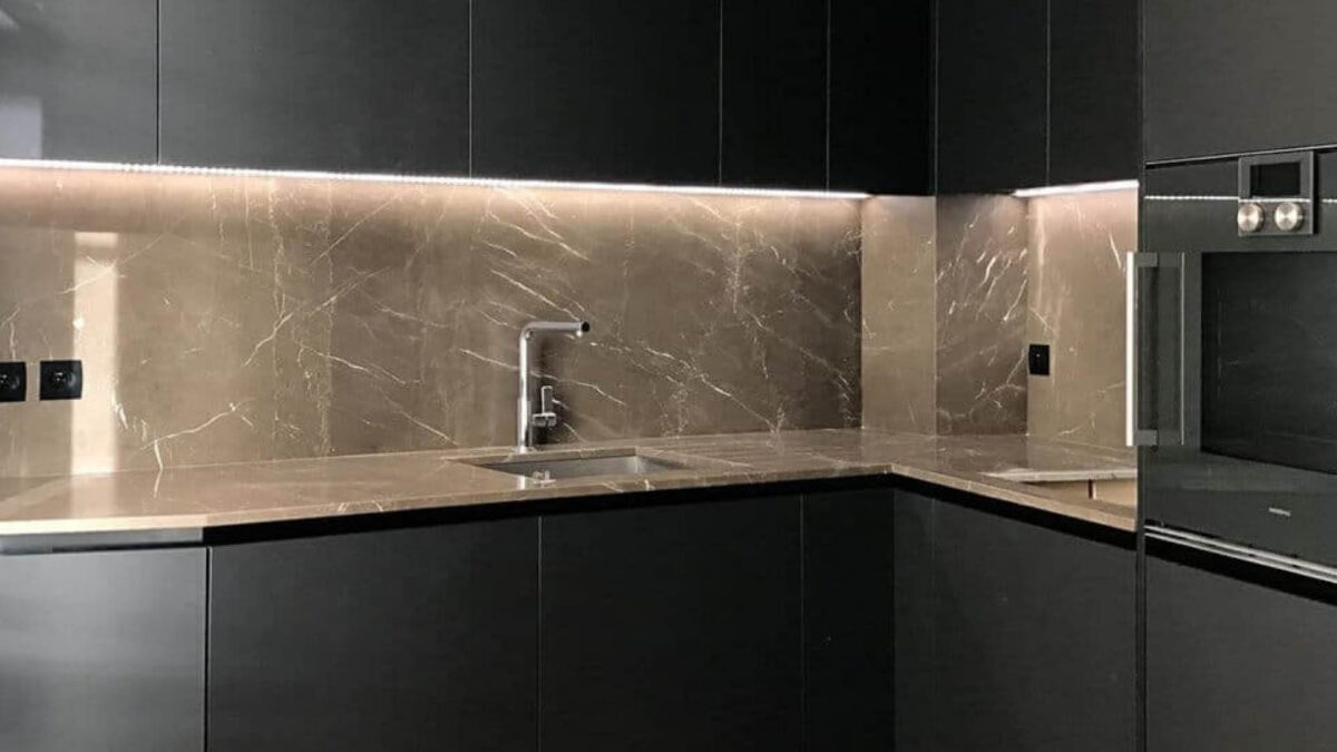 Cuisine noire avec crédence en marbre gris beige veiné