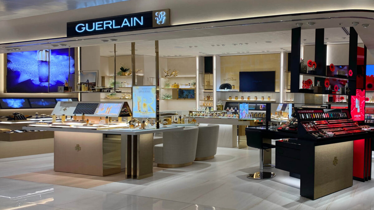 Comptoirs de boutique en marbre Lasa blanc dans un espace de parfumerie