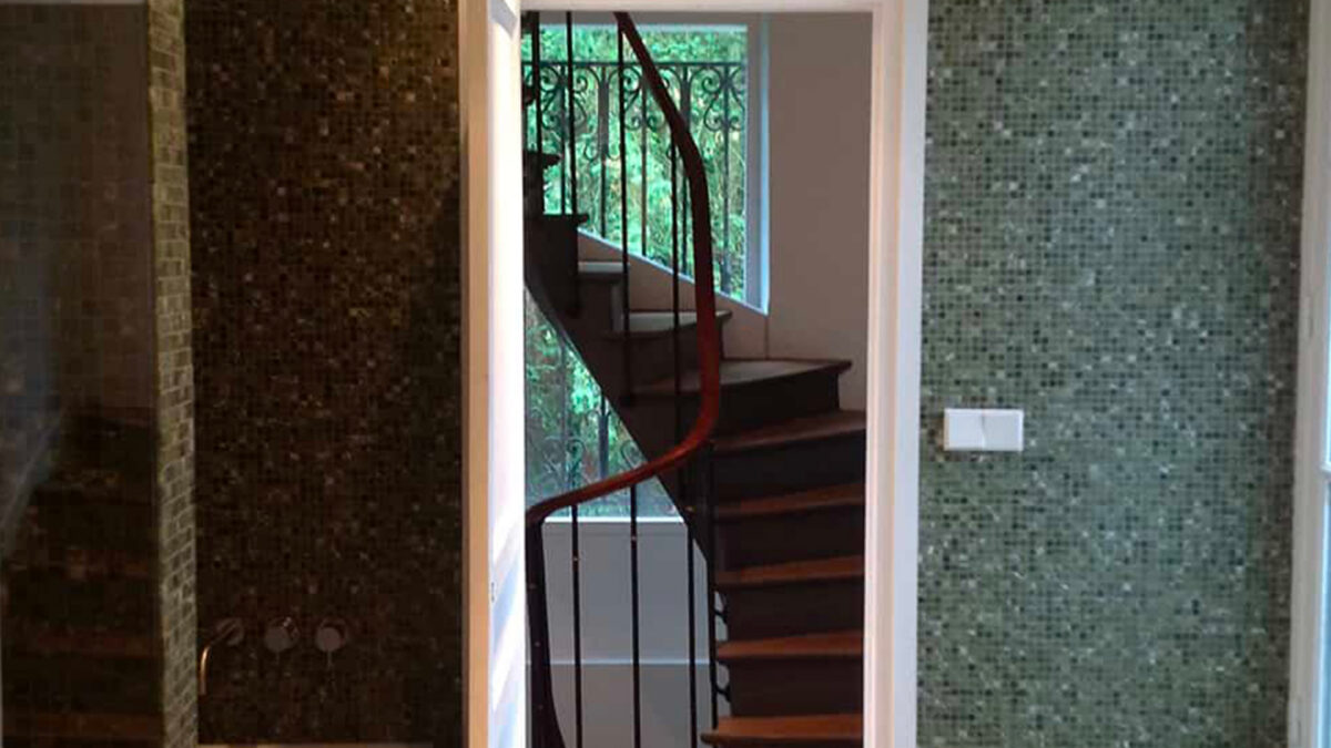 Mosaïque de marbre vert du Gange sur les murs d'un escalier et d'une salle d'eau