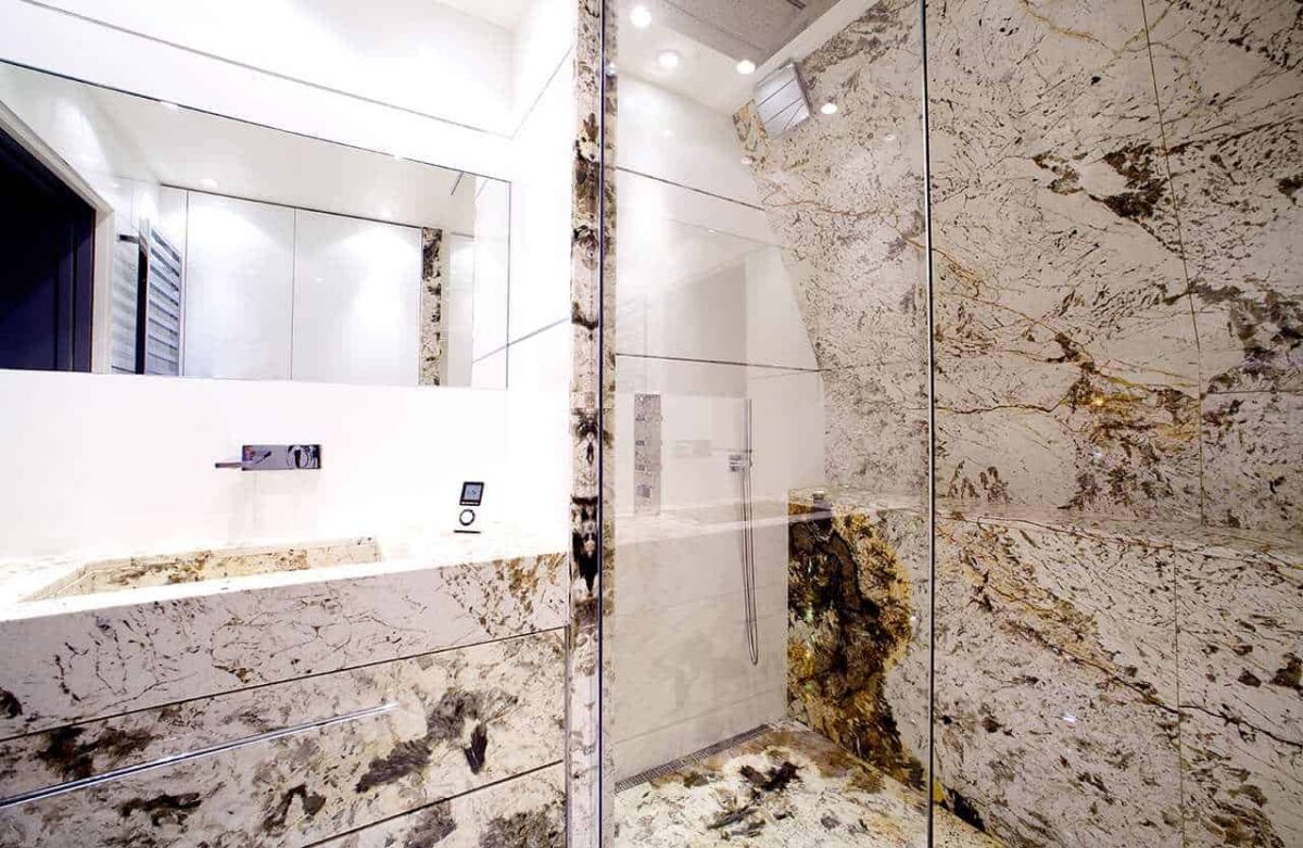 Douche habillée de quartzite blanc veiné avec plan vasque assorti