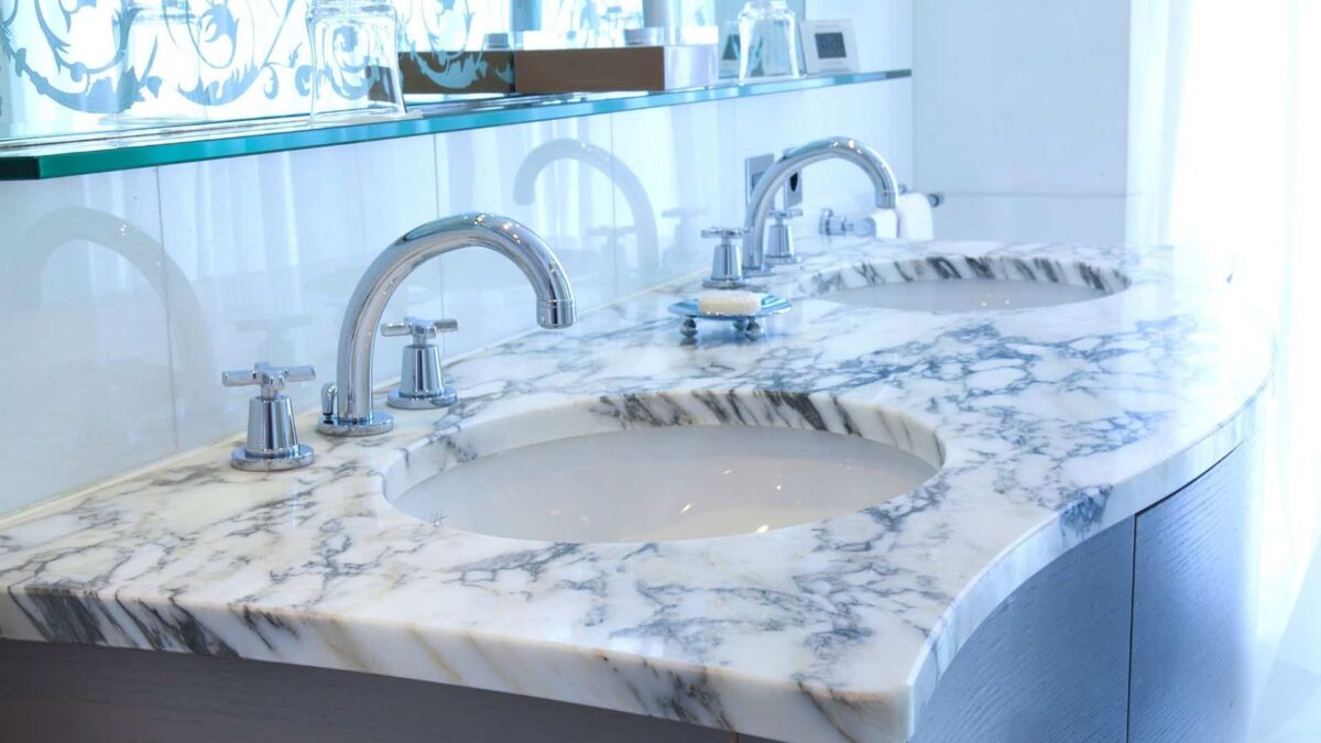 Plan vasque en marbre Arabescato blanc veiné de gris avec deux cuves et robinetterie chromée