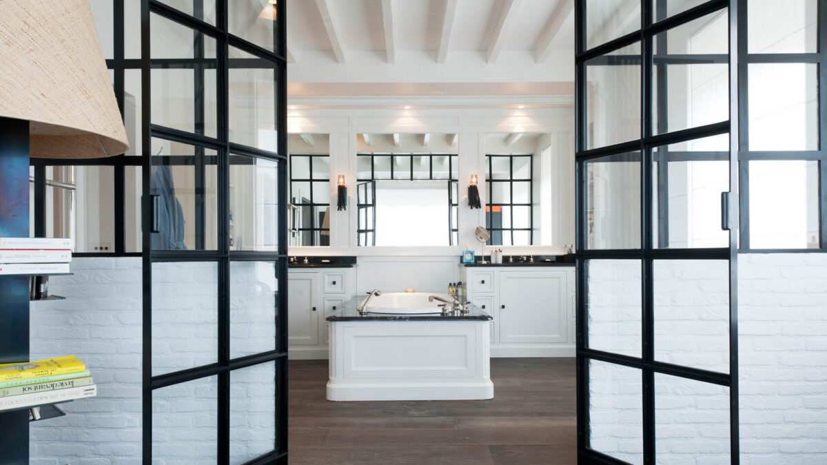 Salle de bains aux murs carrelés blancs avec verrière noire