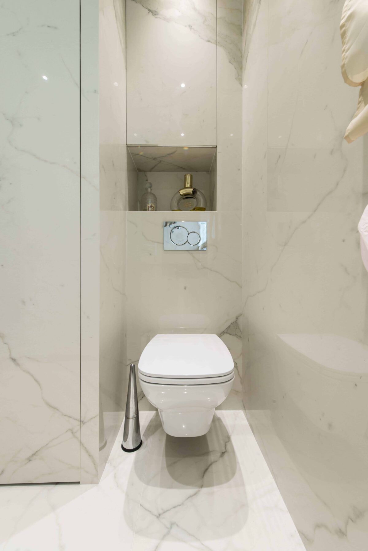 Toilettes habillées de céramique effet marbre blanc et gris avec cuvette suspendue