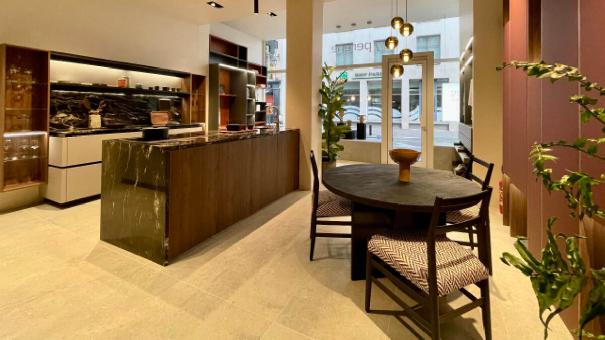 Showroom MDY, table en bois et îlot de cuisine en pierre naturelle