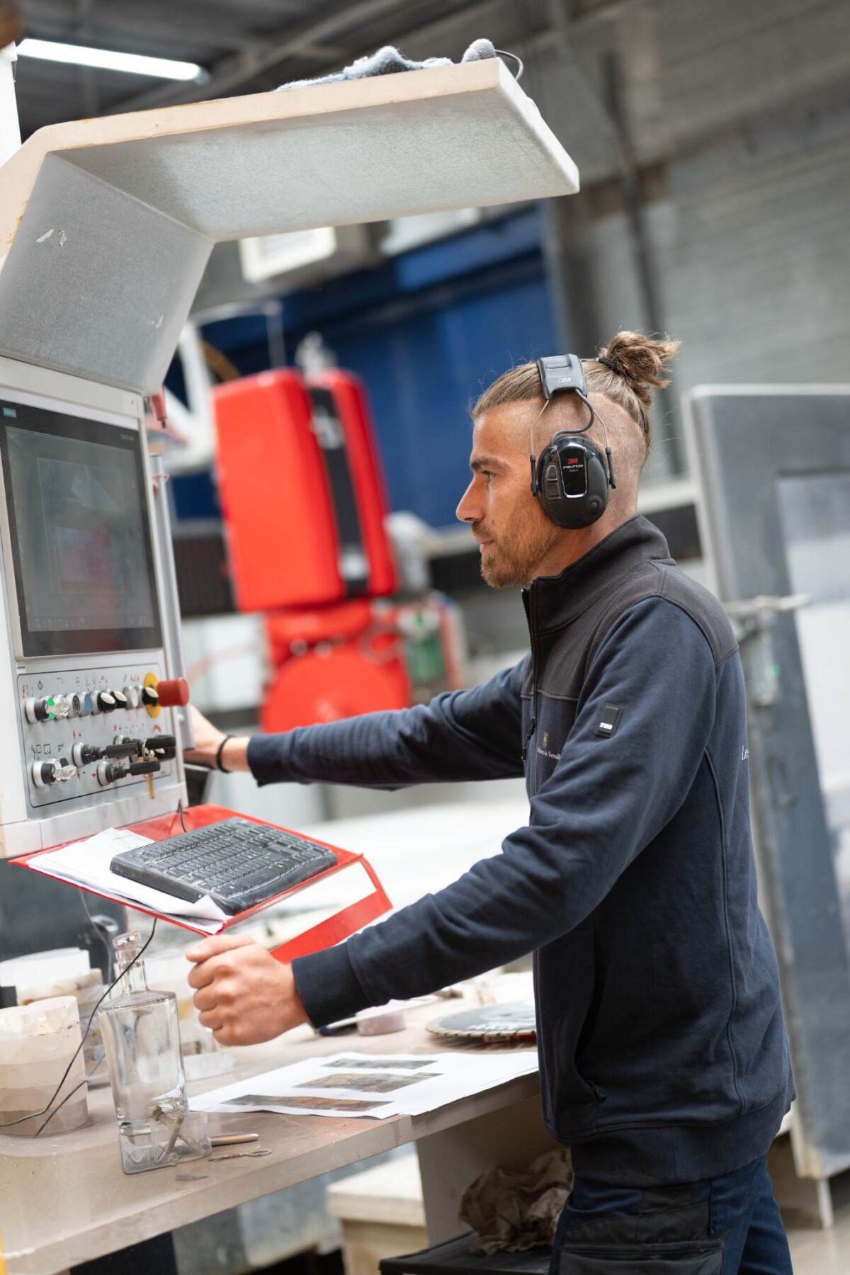 Marbrier MDY aux commandes de la machine de découpe numérique de l’atelier de Villepreux
