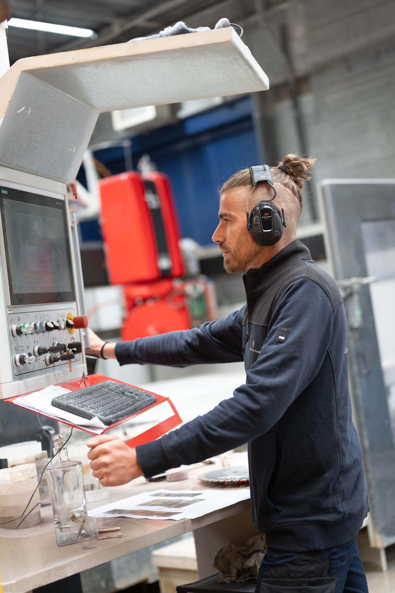 Marbrier MDY aux commandes de la machine de découpe numérique de l’atelier de Villepreux
