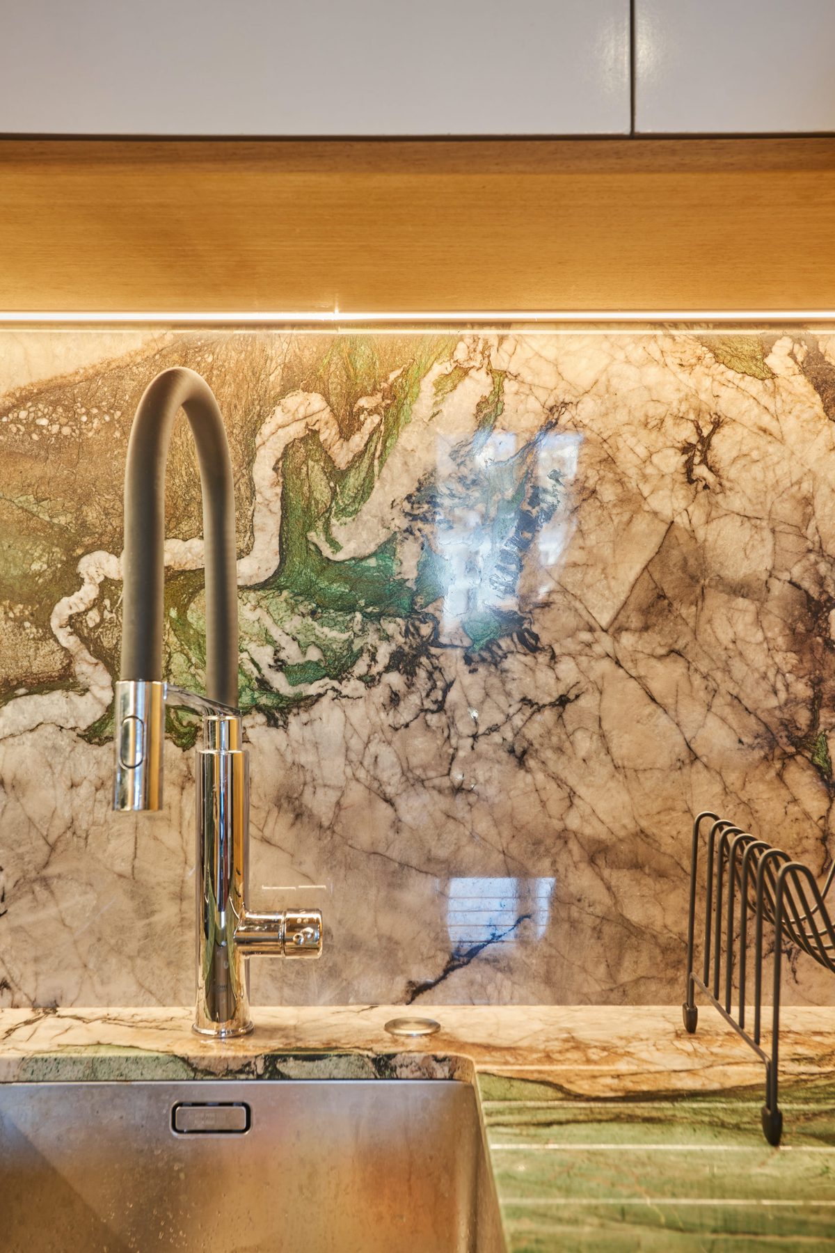 Crédence de cuisine en quartzite vert et brun veiné avec robinet noir