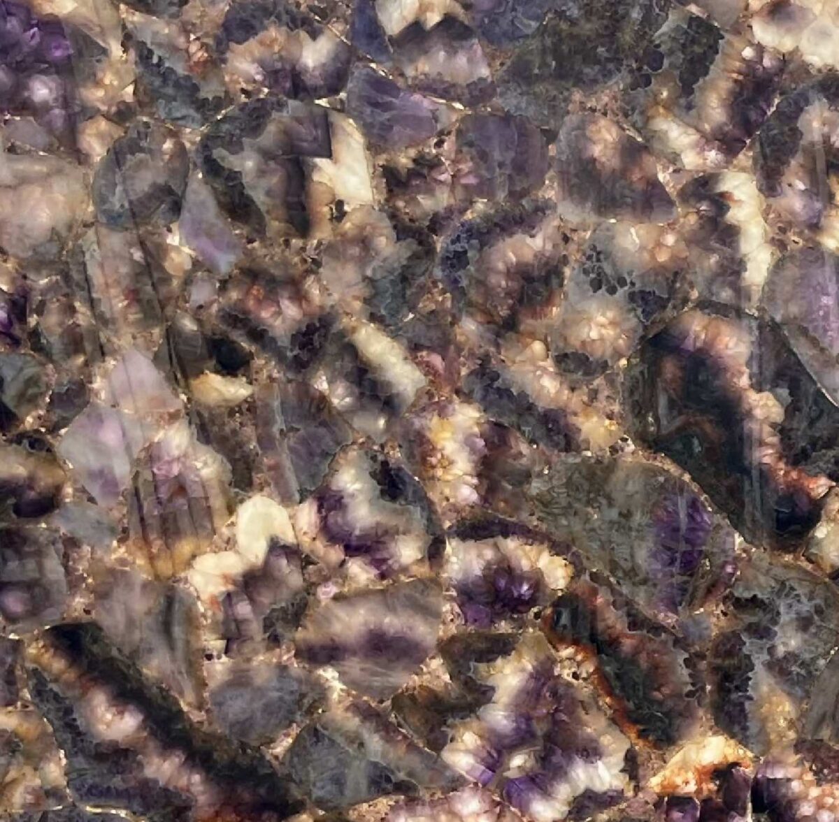 Panneau d'améthyste naturelle, cristaux violets et blancs assemblés en dalle