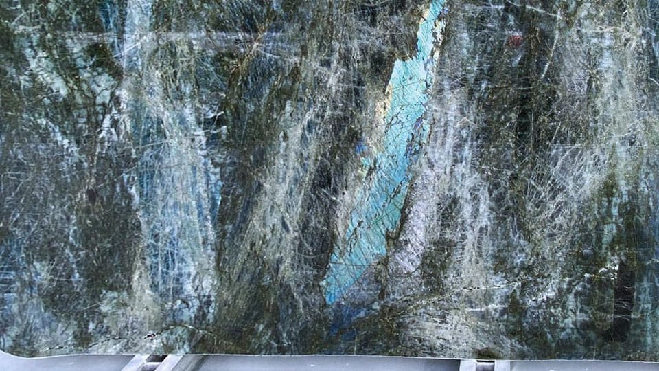 Tranche de labradorite Baobab de Madagascar, fond sombre traversé d'une bande turquoise