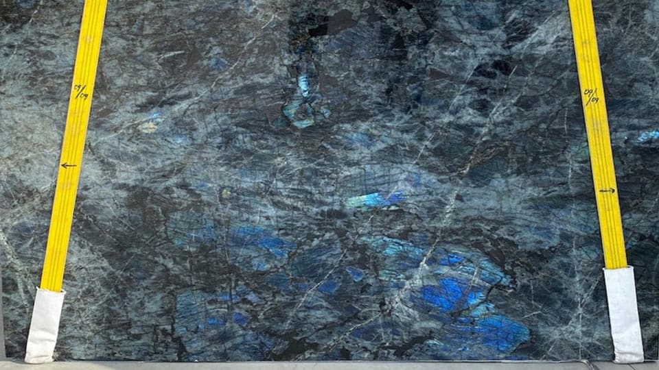 Tranche de labradorite bleue de Madagascar, bloc 112506, sanglée sur chevalet, reflets bleus
