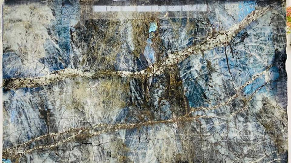 Tranche de labradorite polychrome, bloc 78669, veines blanches et reflets bleus