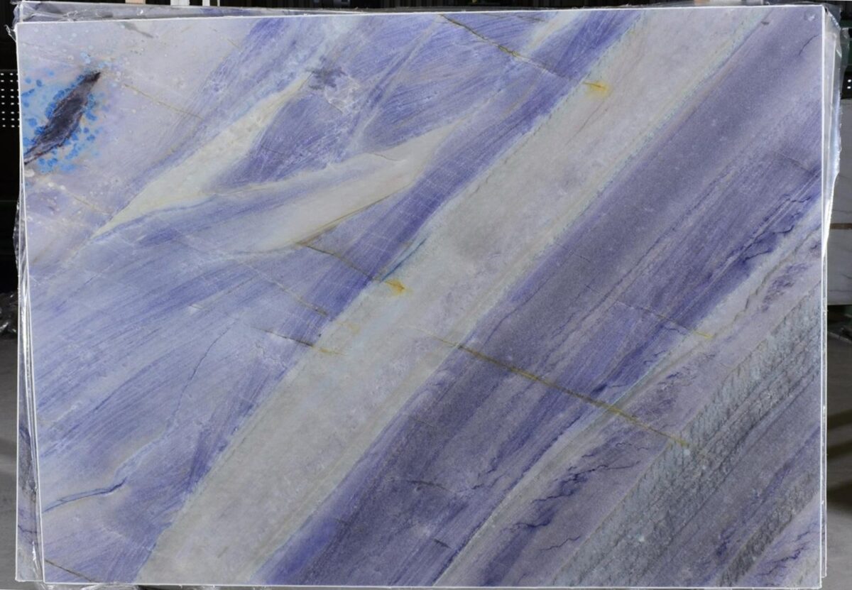 Tranche d'Azul Imperial, dégradé de bleu et de violet traversé de veines claires