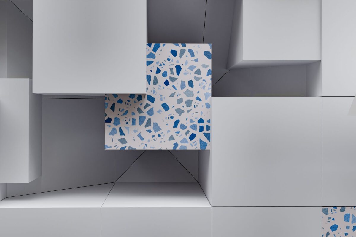 Carreau effet terrazzo blanc à éclats bleus posé parmi des cubes blancs