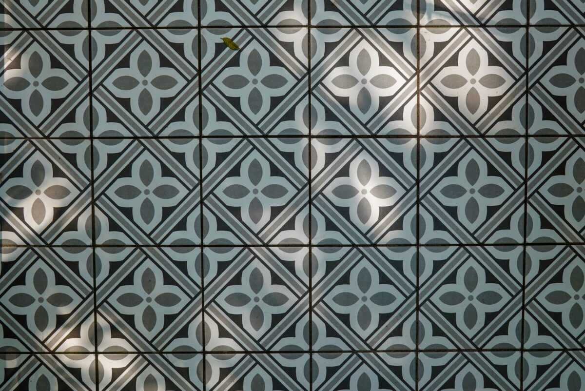 Carreaux de ciment bleu-gris à motif floral géométrique en gros plan