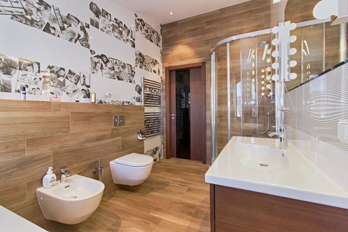 Salle de bain habillée de carrelage aspect parquet au sol et au mur