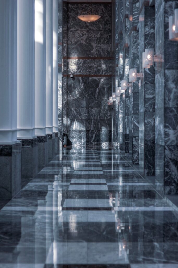 Couloir intérieur au sol et aux murs en marbre poli très brillant et réfléchissant