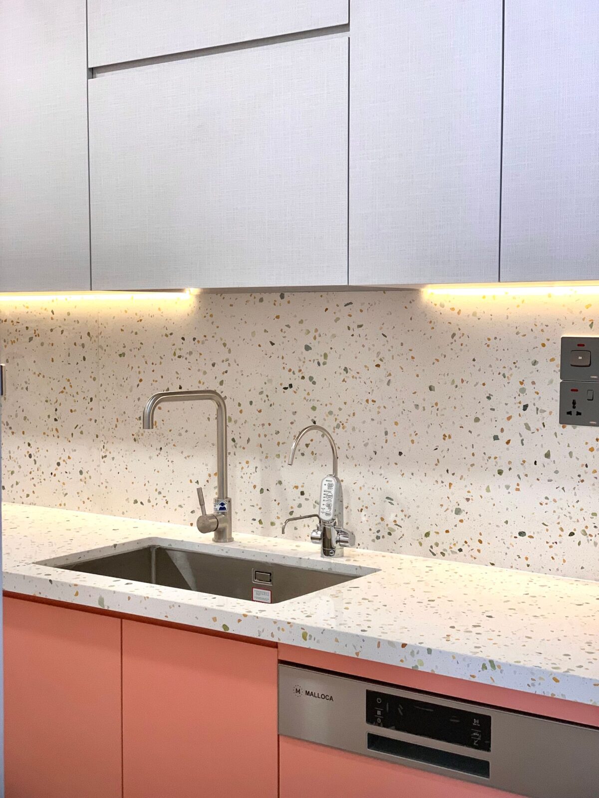 Crédence de cuisine en grès cérame effet terrazzo à petits éclats noirs et blancs