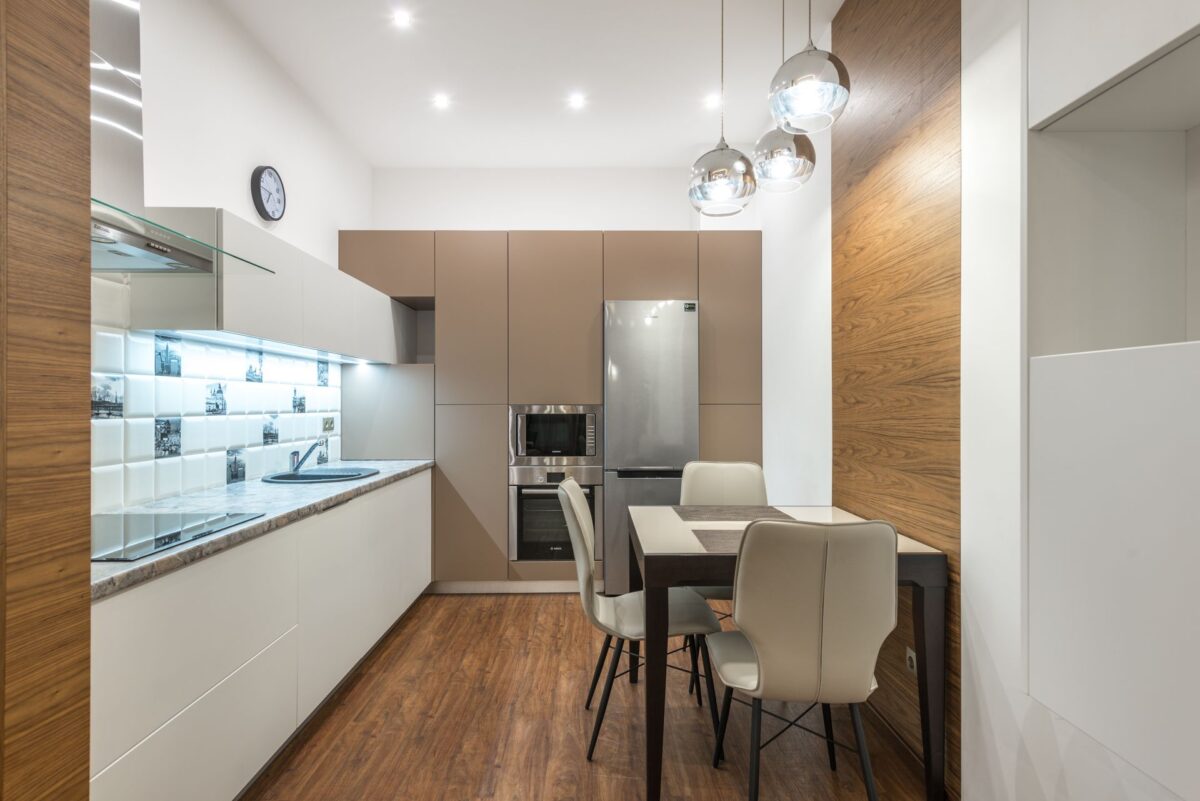 Cuisine contemporaine aux meubles beiges avec sol en carrelage imitation parquet