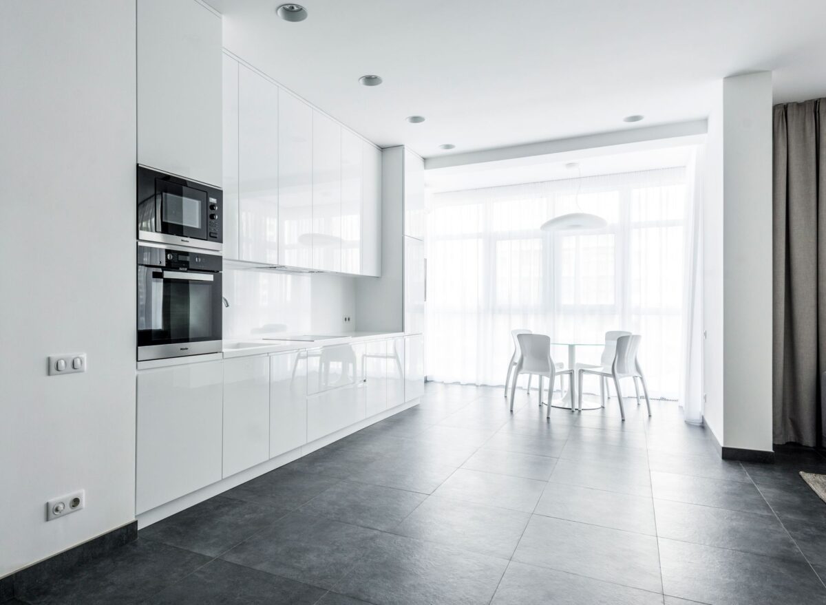 Cuisine ouverte avec un sol en dalles de carrelage gris anthracite grand format et îlot central