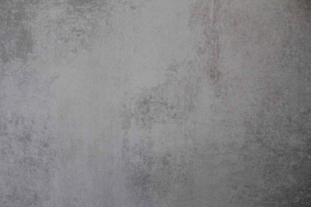 Dalle grise à la texture minérale uniforme, aspect béton ciré