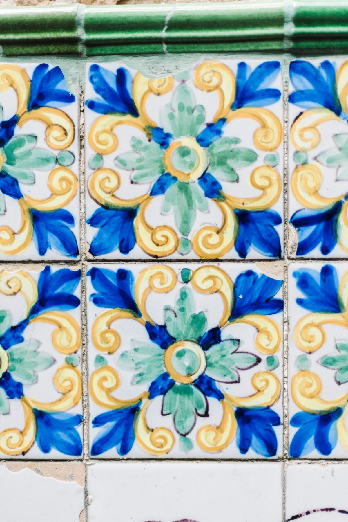 Carreaux de faïence peints à la main, motif bleu et jaune sur fond blanc