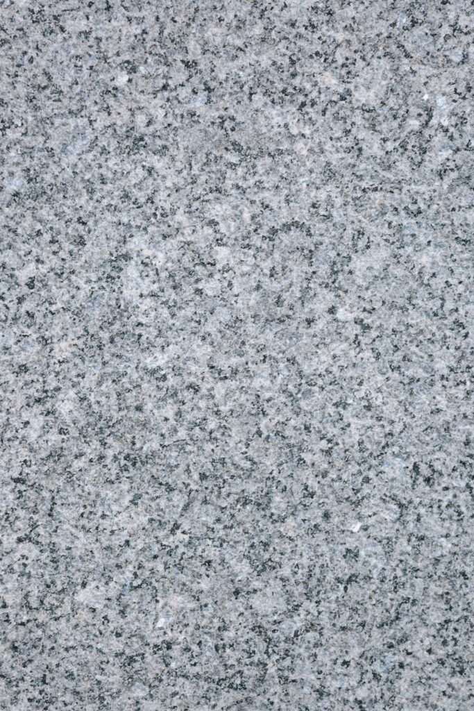 Gros plan sur une surface en granit gris à grain fin et régulier
