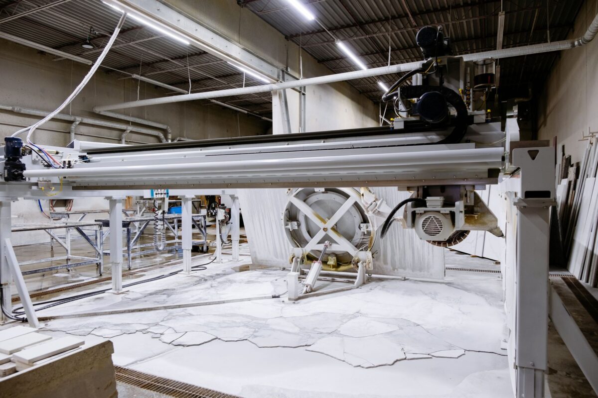 Machine de découpe d'une grande dalle de pierre en atelier
