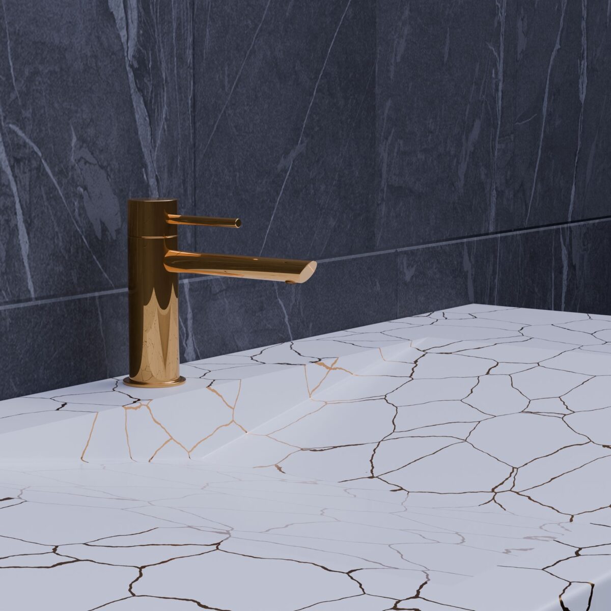 Mitigeur de lavabo doré sur un plan vasque en marbre blanc veiné