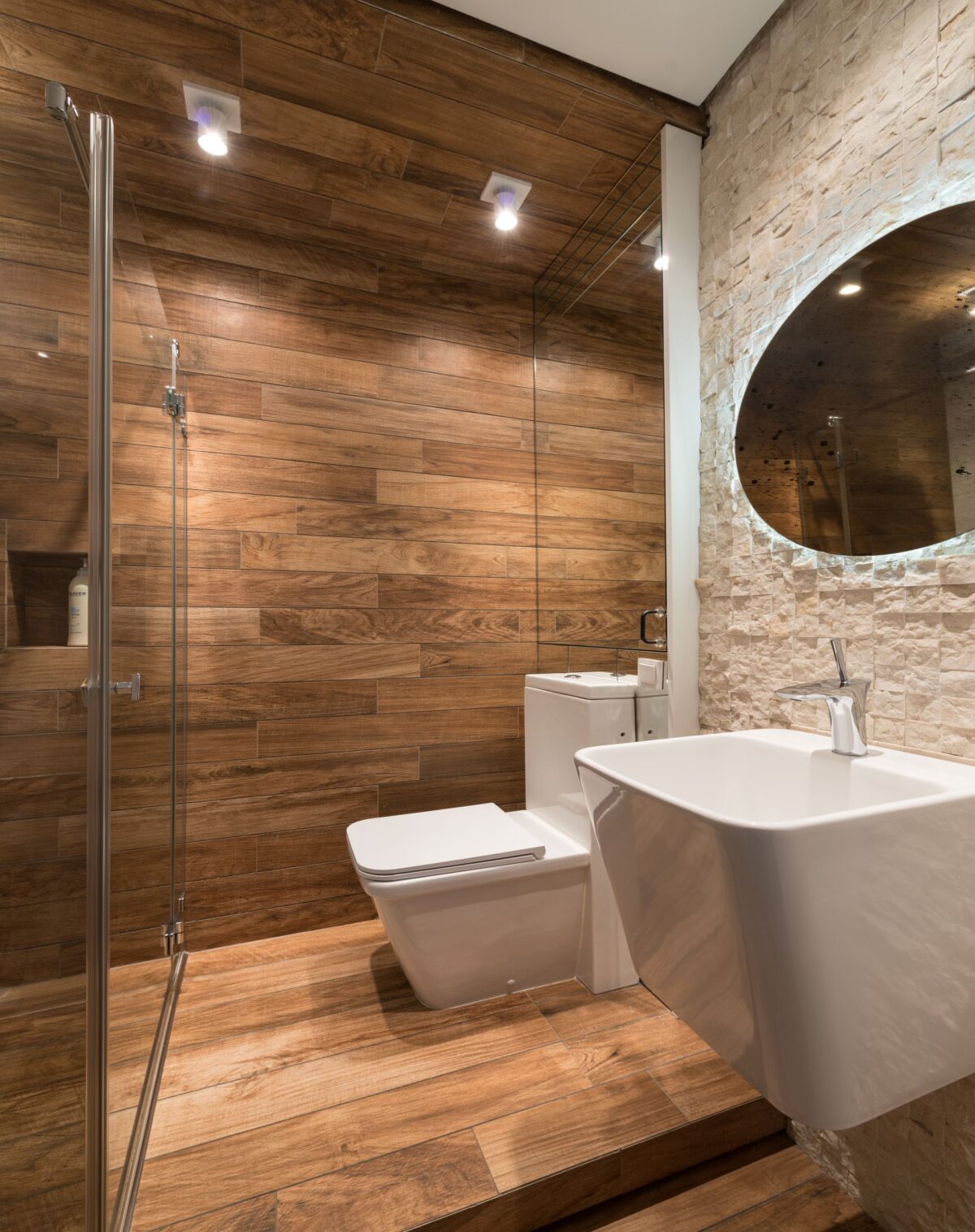 Mur de salle de bain habillé de carrelage imitation bois brun noyer