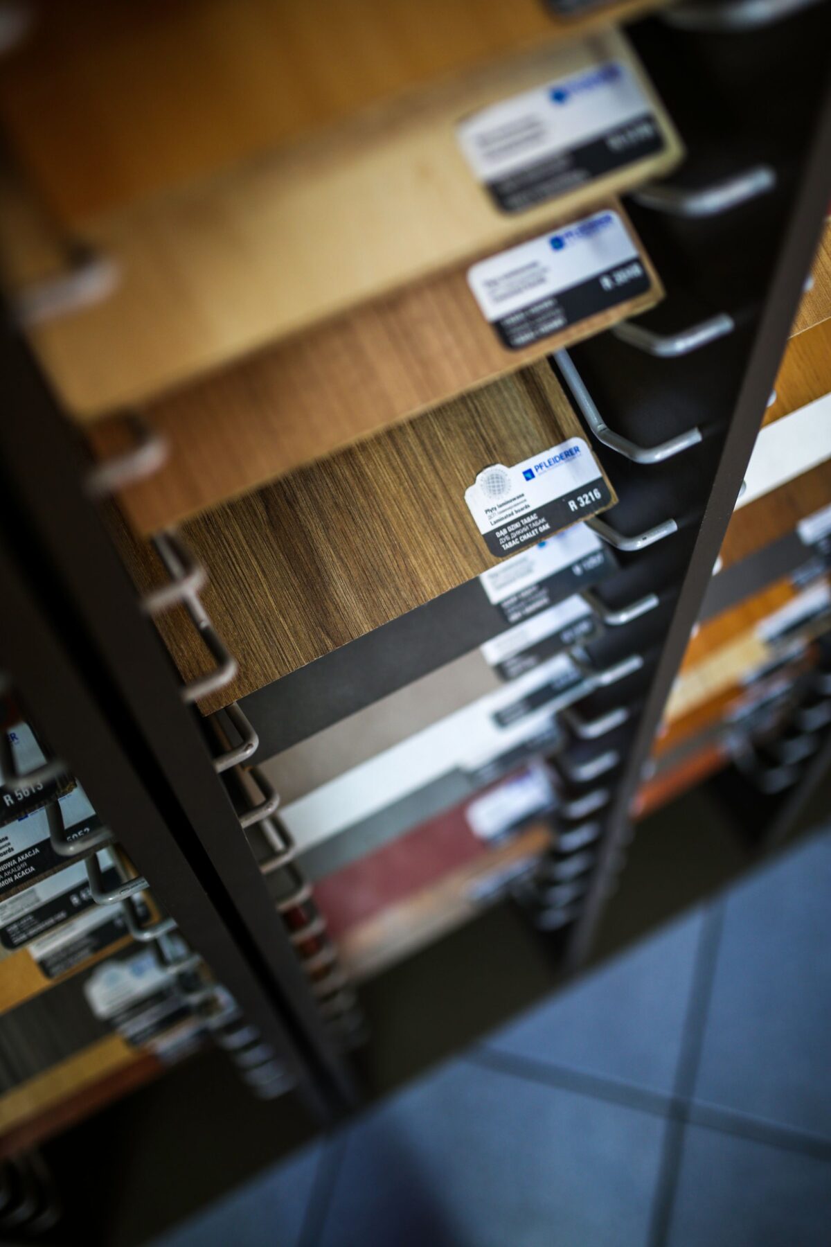 Nuancier de carrelage imitation bois présenté sur un rack de showroom