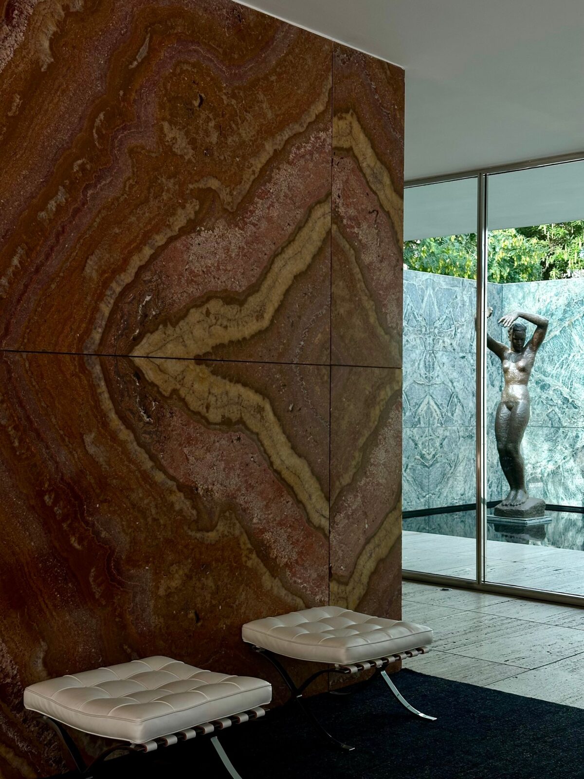 Panneau effet marbre en livre ouvert aux veines orangées symétriques dans un intérieur épuré