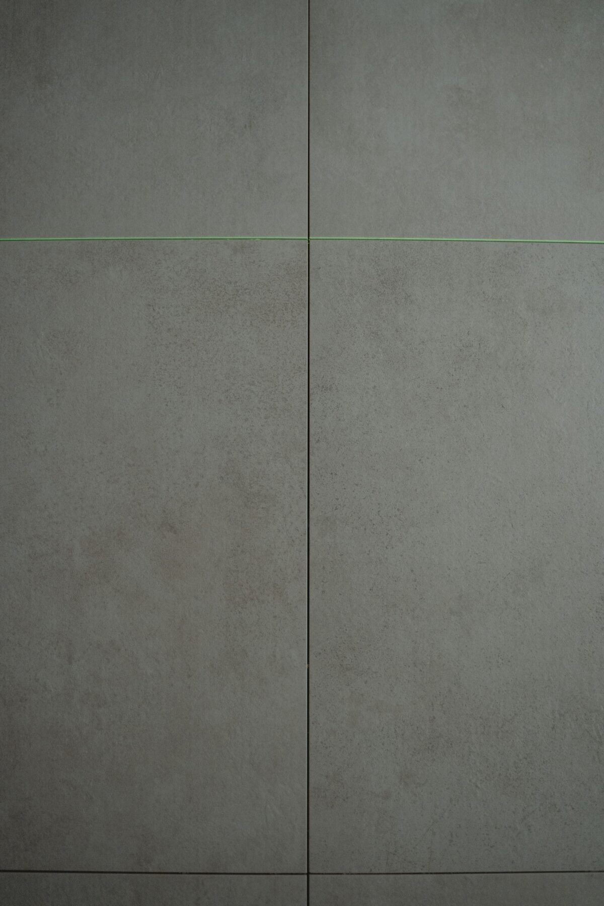 Panneau gris clair à la surface lisse et discrètement veinée