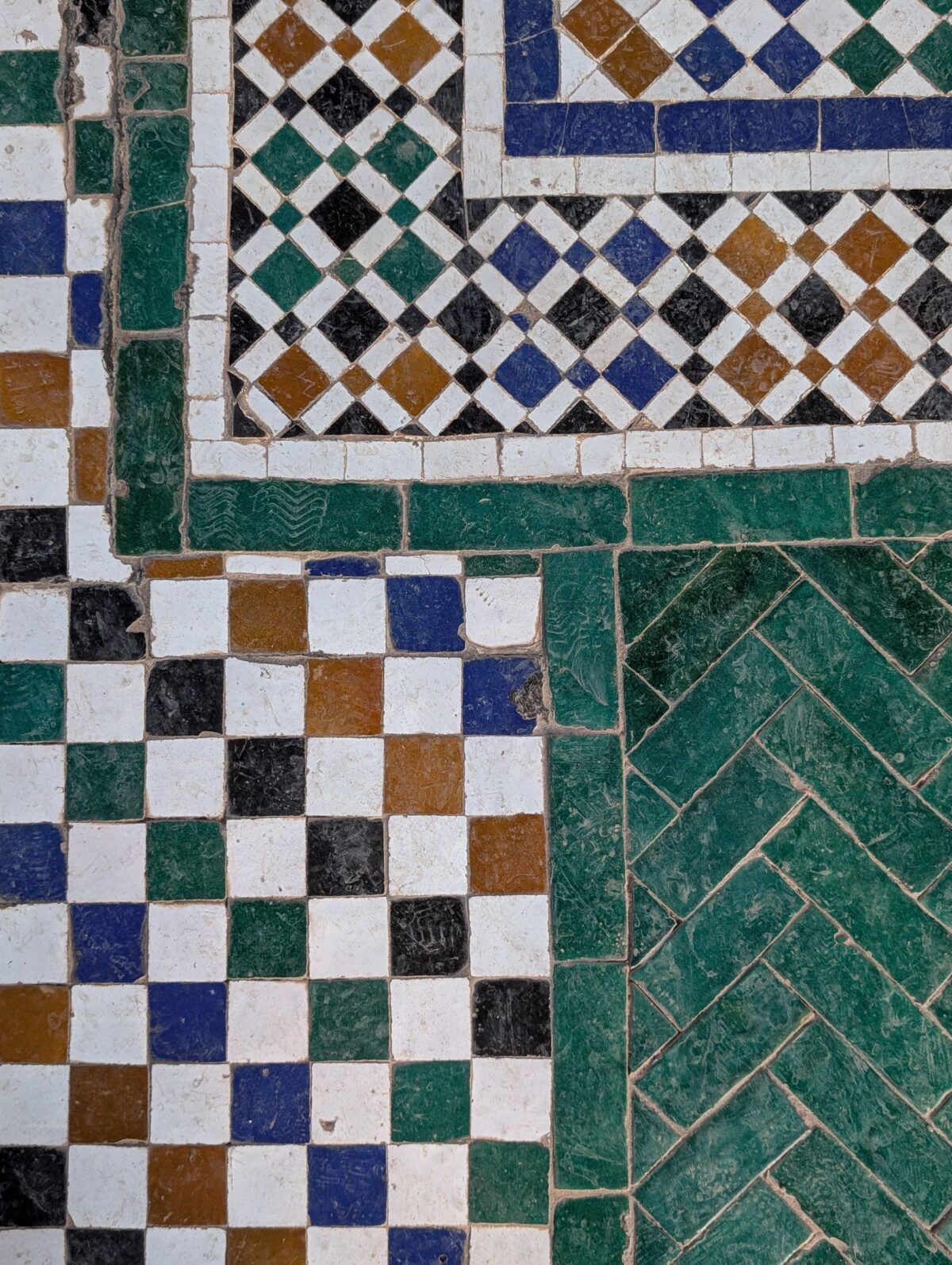Panneaux de zelliges en damier et en chevrons aux émaux verts, bleus et ocre